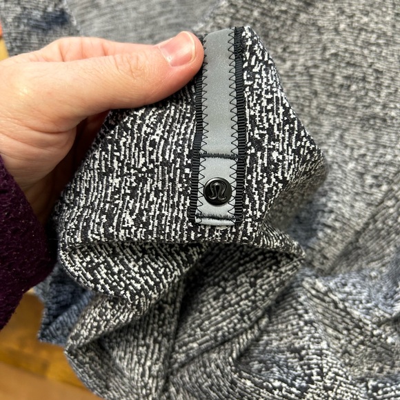 Lululemon Vinyasa Wrap / Customizable Snap Scarf - Picture 2 of 4